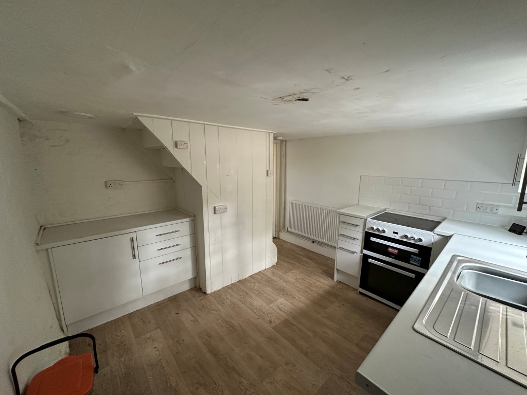 Lot: 213 - TWO-BEDROOM END-TERRACE COTTAGE WITH PARKING TO FRONT AND GARDEN TO REAR - Kitchen with access into garden